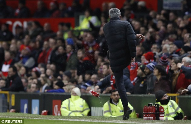 3ACDA85A00000578-0-The_Manchester_United_boss_kicked_a_water_bottle_in_frustration_-a-1_1480368070064.jpg