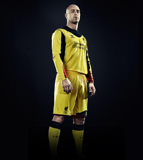 reina_away_kit.jpg