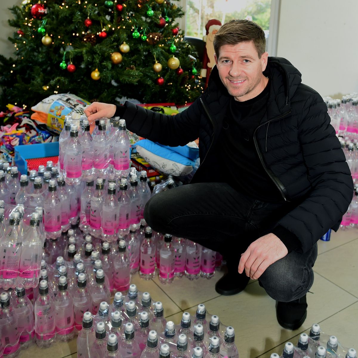 0_Steven-Gerrard-at-the-Belvidere-Centre-Toxteth-where-he-donated-toys-and-water-for-the-residents-P.jpg