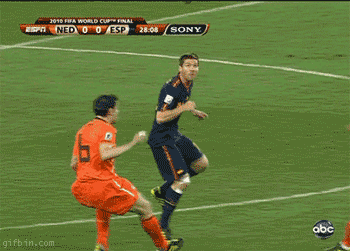 1278928433_de-jong-vs.xabi_-alonso.gif