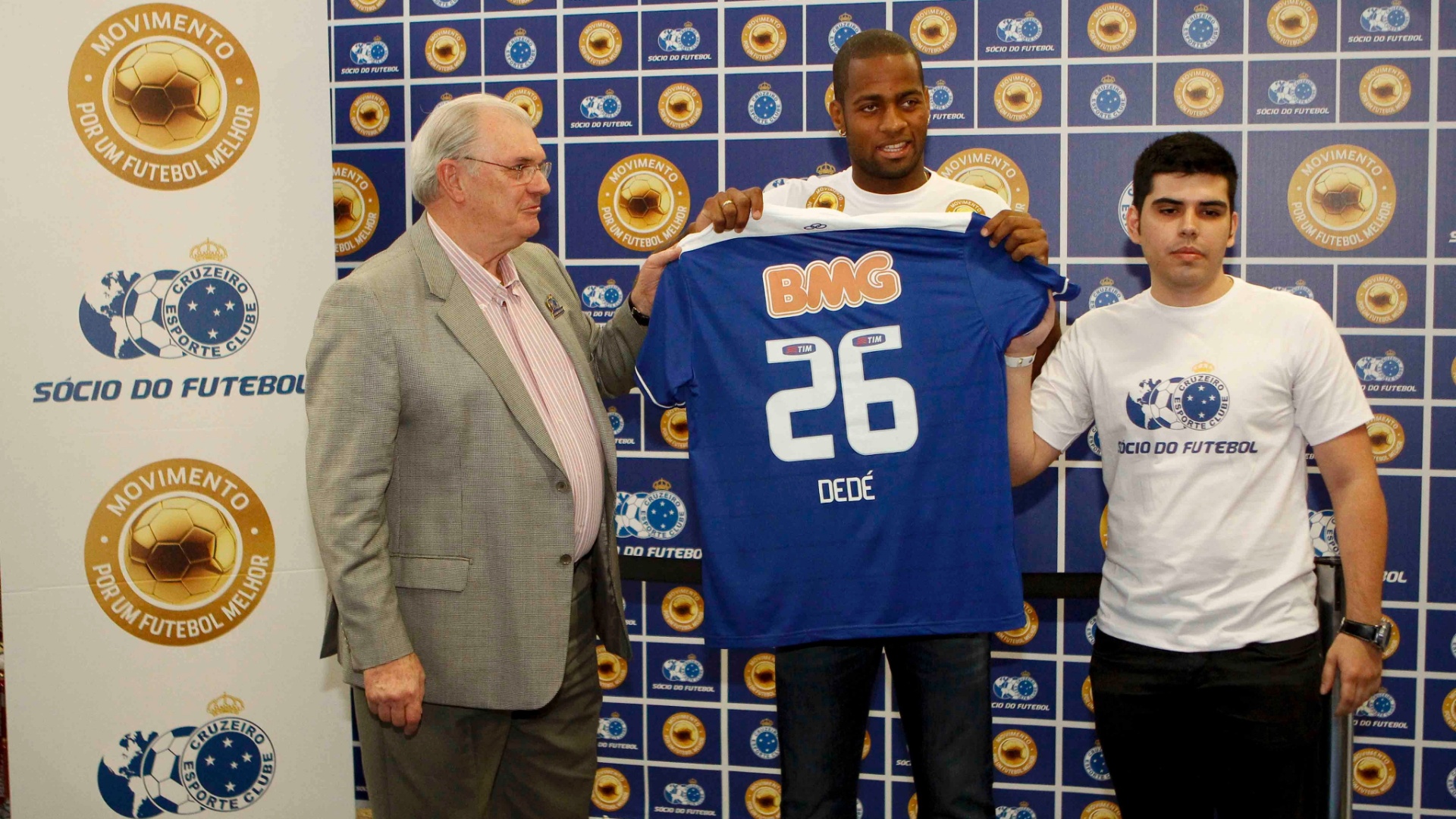 19042013---presidente-do-cruzeiro-gilvan-de-pinho-tavares-e-o-novo-reforco-do-time-dede-durante-apresentacao-inusitada-em-supermercado-1366398909805_1920x1080.jpg