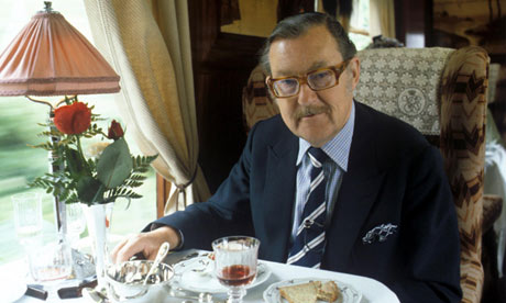 Alan-Whicker-seated-at-di-009.jpg