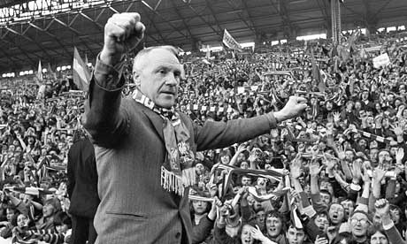 Bill-Shankly-salutes-the--001.jpg