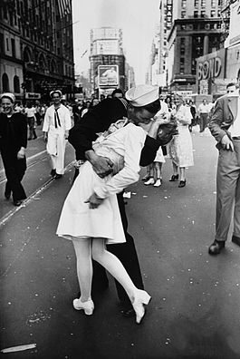 Legendary_kiss_V%E2%80%93J_day_in_Times_Square_Alfred_Eisenstaedt.jpg